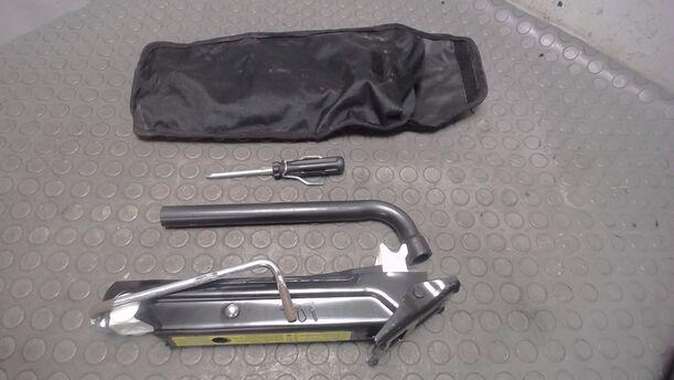 Foto: WAGENHEBER / BORDWERKZEUG eines Opel Corsa 1.0 12V