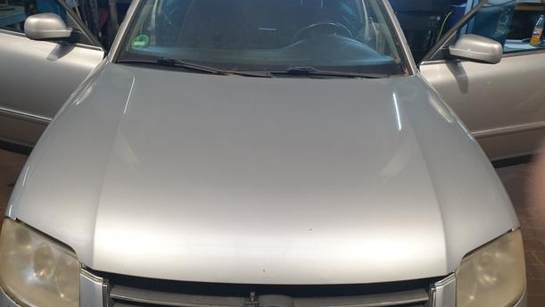 Foto: MOTORHAUBE eines VW Passat Variant 1.8 5V Turbo