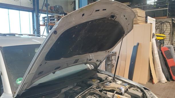 Foto: MOTORHAUBE eines VW Passat Variant 1.8 5V Turbo