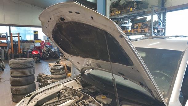 Foto: MOTORHAUBE eines VW Passat Variant 1.8 5V Turbo