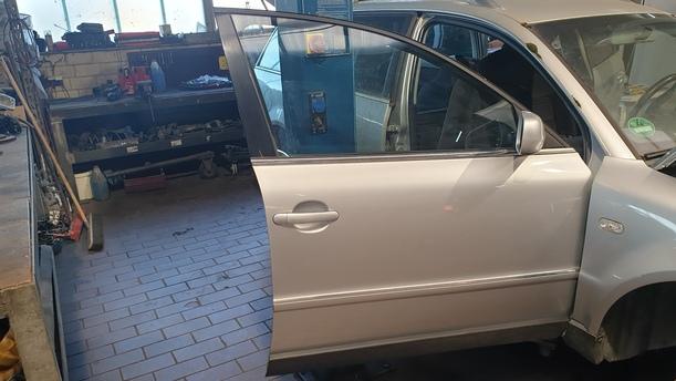 Foto: TÜR VORNE RECHTS eines VW Passat Variant 1.8 5V Turbo