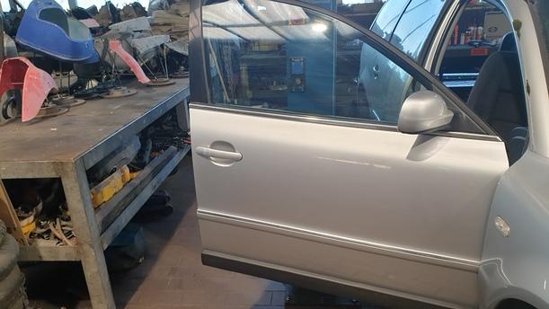 Foto: TÜR VORNE RECHTS eines VW Passat Variant 1.8 5V Turbo
