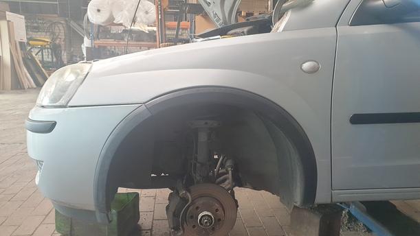 Foto: KOTFLÜGEL VORNE LINKS eines Opel Corsa 1.0 12V