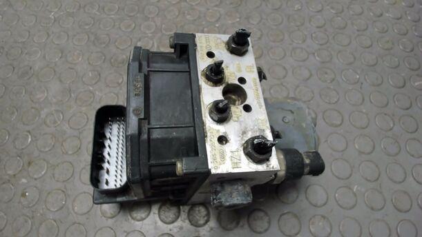 Foto: HAUPTBREMSAGGREGAT ABS eines VW Passat Variant 1.8 5V Turbo
