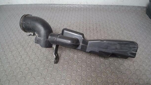 Foto: RESONATOR LUFTFILTER eines Mazda Premacy 1.9 Liftback