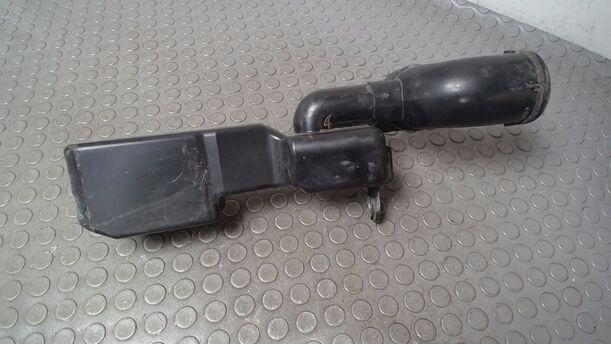 Foto: RESONATOR LUFTFILTER eines Mazda Premacy 1.9 Liftback