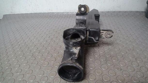 Foto: RESONATOR LUFTFILTER eines Mazda Premacy 1.9 Liftback