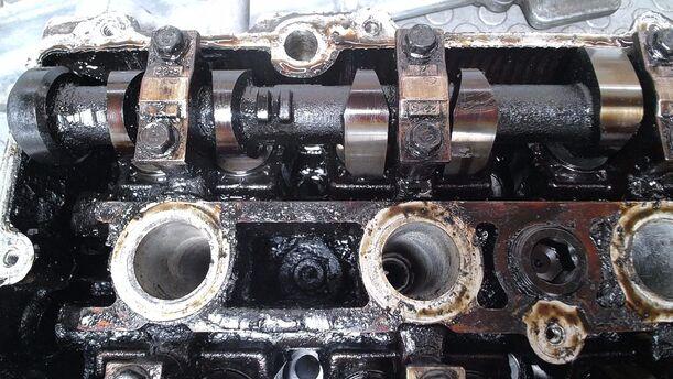 Foto: ZYLINDERKOPF eines Mazda Premacy 1.9 Liftback