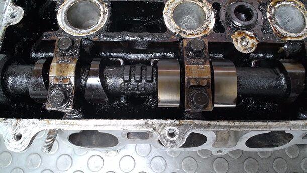 Foto: ZYLINDERKOPF eines Mazda Premacy 1.9 Liftback