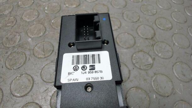 Foto: FENSTERHEBERSCHALTER VORNE LINKS eines VW Passat Variant 1.8 5V Turbo Liftback