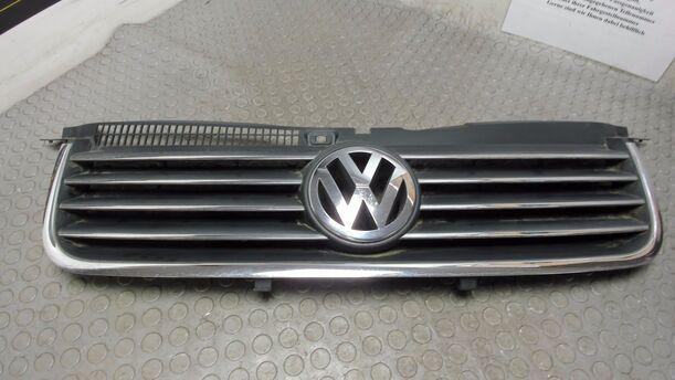 Foto: KÜHLERGRILL eines VW Passat Variant 1.8 5V Turbo Liftback