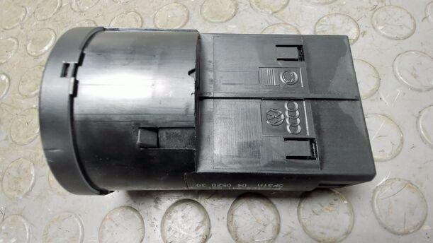Foto: LICHTSCHALTER eines VW Passat Variant 1.8 5V Turbo Liftback