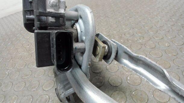 Foto: SCHEIBENWISCHERMOTOR VORNE eines VW Passat Variant 1.8 5V Turbo Liftback