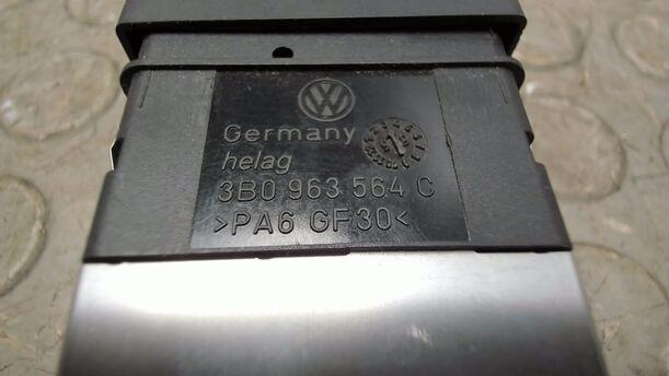 Foto: SCHALTER SITZHEIZUNG eines VW Passat Variant 1.8 5V Turbo Liftback