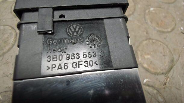 Foto: SCHALTER SITZHEIZUNG eines VW Passat Variant 1.8 5V Turbo Liftback