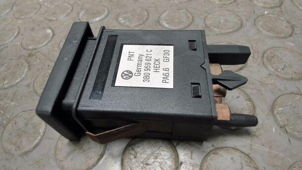 Foto: SCHALTER HECKSCHEIBENHEIZUNG eines VW Passat Variant 1.8 5V Turbo Liftback