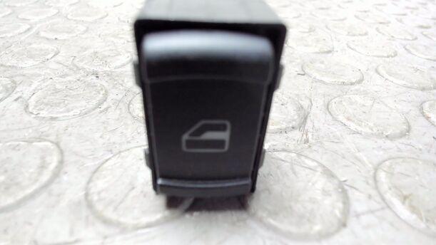 Foto: FENSTERHEBERSCHALTER eines VW Passat Variant 1.8 5V Turbo Liftback