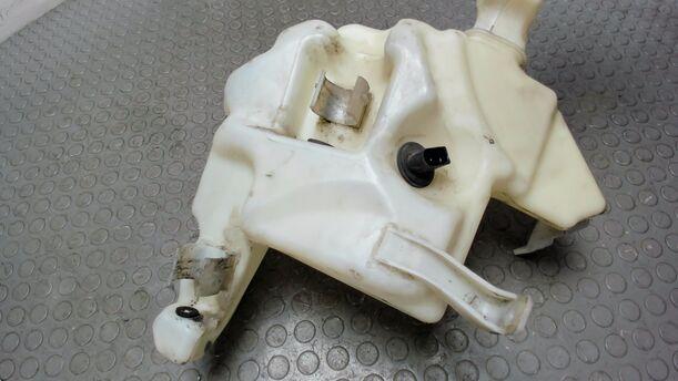Foto: SCHEIBENWASCHBEHÄLTER eines VW Passat Variant 1.8 5V Turbo Liftback
