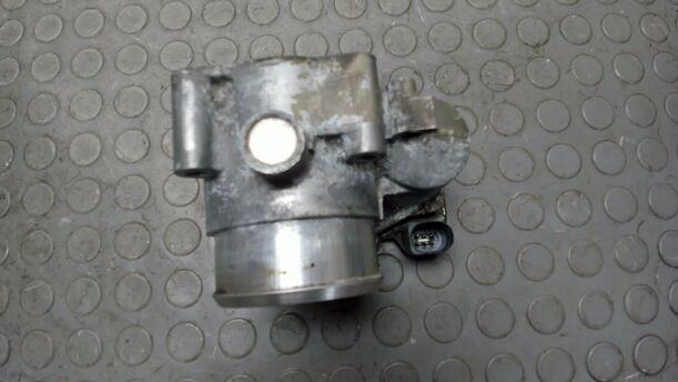 Foto: DROSSELKLAPPENSTUTZEN eines VW Passat Variant 1.8 5V Turbo Liftback