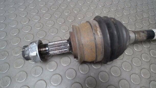 Foto: ANTRIEBSWELLE LINKS ( SCHALTGETRIEBE ) eines Opel Corsa 1.2 16V Liftback
