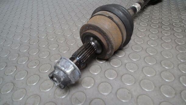 Foto: ANTRIEBSWELLE LINKS ( SCHALTGETRIEBE ) eines Opel Corsa 1.2 16V Liftback