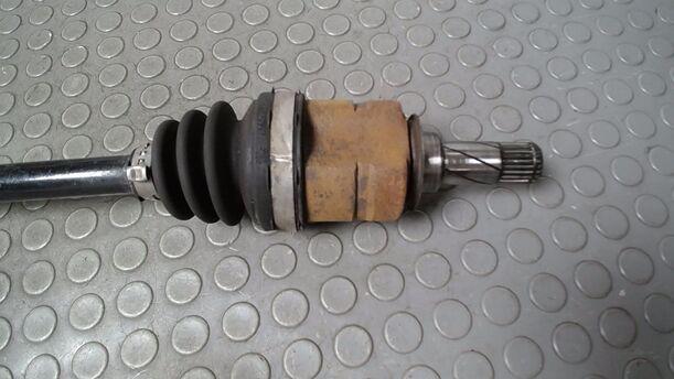 Foto: ANTRIEBSWELLE LINKS ( SCHALTGETRIEBE ) eines Opel Corsa 1.2 16V Liftback