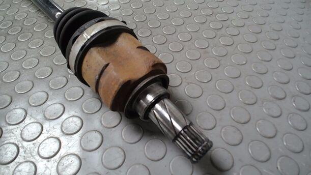 Foto: ANTRIEBSWELLE LINKS ( SCHALTGETRIEBE ) eines Opel Corsa 1.2 16V Liftback