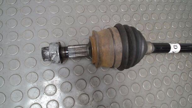Foto: ANTRIEBSWELLE RECHTS ( SCHALTGETRIEBE ) eines Opel Corsa 1.2 16V Liftback