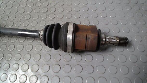 Foto: ANTRIEBSWELLE RECHTS ( SCHALTGETRIEBE ) eines Opel Corsa 1.2 16V Liftback