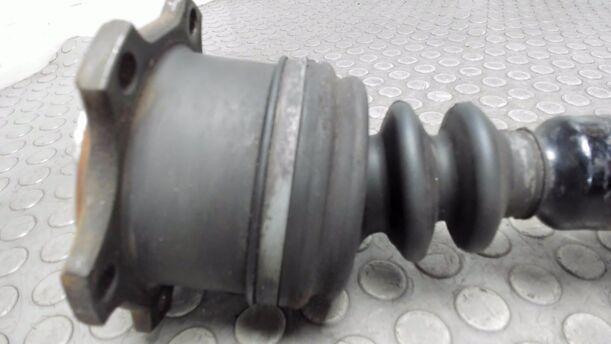 Foto: ANTRIEBSWELLE RECHTS eines VW Passat Variant 1.8 5V Turbo Liftback