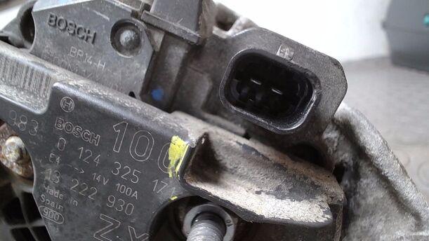 Foto: LICHTMASCHINE ( BOSCH / 100A ) eines Opel Corsa 1.2 16V Liftback