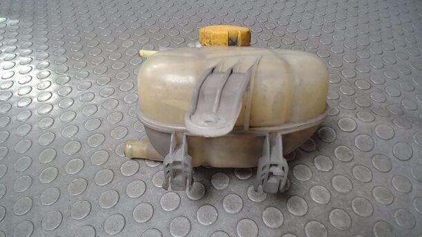 Foto: AUSGLEICHSBEHÄLTER eines Opel Corsa 1.2 16V Liftback