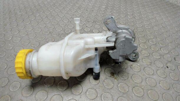 Foto: HAUPTBREMSZYLINDER eines Fiat 500 1.4 16V Dualogic CLX