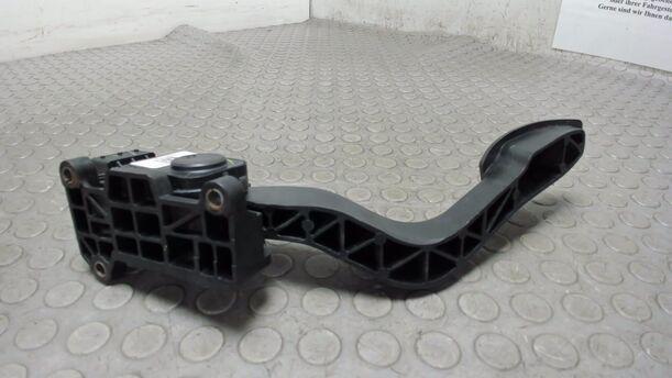 Foto: GASPEDAL ( VOLLAUTOMATIK / BENZIN ) eines Fiat 500 1.4 16V Dualogic CLX