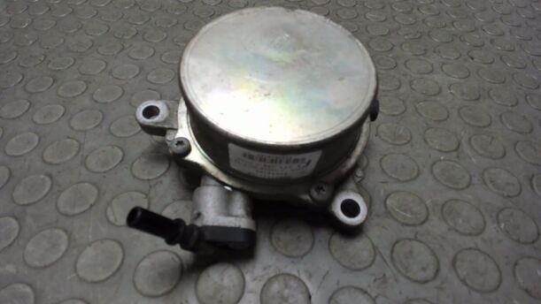 Foto: VAKUUMPUMPE / UNTERDRUCKPUMPE eines Fiat 500 1.4 16V Dualogic CLX