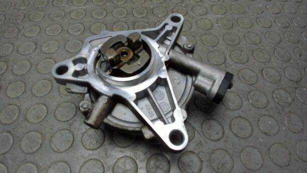 Foto: VAKUUMPUMPE / UNTERDRUCKPUMPE eines Fiat 500 1.4 16V Dualogic CLX
