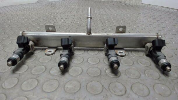 Foto: KRAFTSTOFFVERTEILER / EINSPRITZDÜSE eines Fiat 500 1.4 16V Dualogic CLX