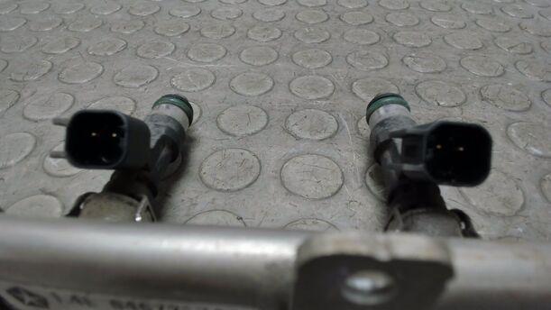 Foto: KRAFTSTOFFVERTEILER / EINSPRITZDÜSE eines Fiat 500 1.4 16V Dualogic CLX