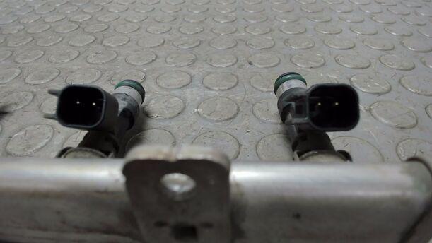 Foto: KRAFTSTOFFVERTEILER / EINSPRITZDÜSE eines Fiat 500 1.4 16V Dualogic CLX