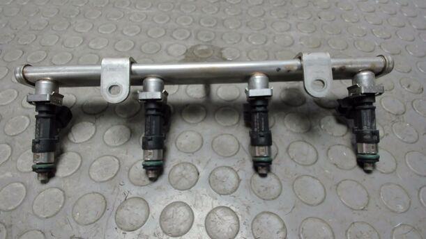 Foto: KRAFTSTOFFVERTEILER / EINSPRITZDÜSE eines Fiat 500 1.4 16V Dualogic CLX
