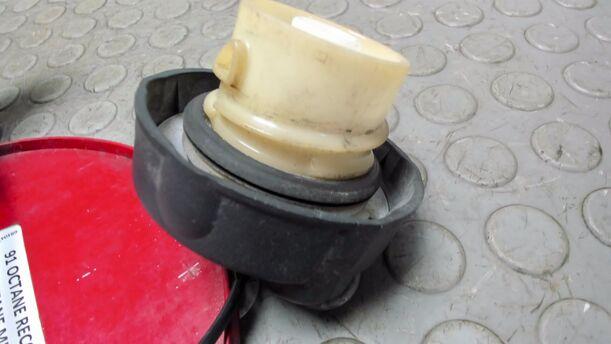 Foto: TANKKLAPPE / TANKDECKEL eines Fiat 500 1.4 16V Dualogic CLX