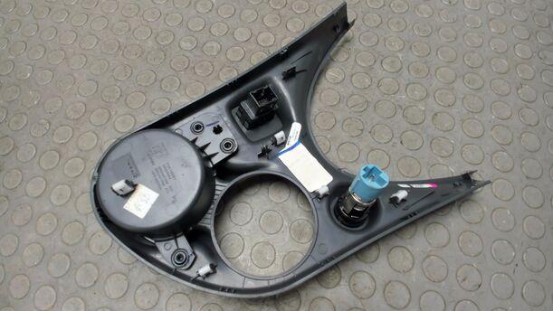 Foto: MITTELKONSOLE / GETRÄNKEHALTER eines Fiat 500 1.4 16V Dualogic CLX