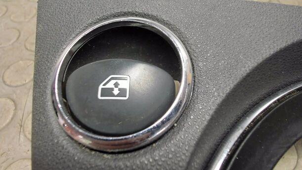 Foto: MITTELKONSOLE / FENSTERHEBER eines Fiat 500 1.4 16V Dualogic CLX