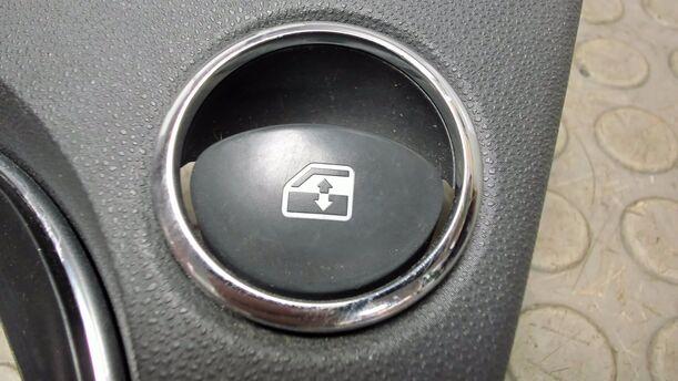 Foto: MITTELKONSOLE / FENSTERHEBER eines Fiat 500 1.4 16V Dualogic CLX