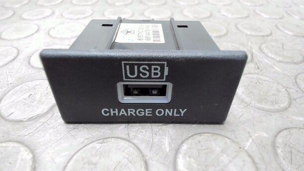 Foto: USB LADESTECKER eines Fiat 500 1.4 16V Dualogic CLX
