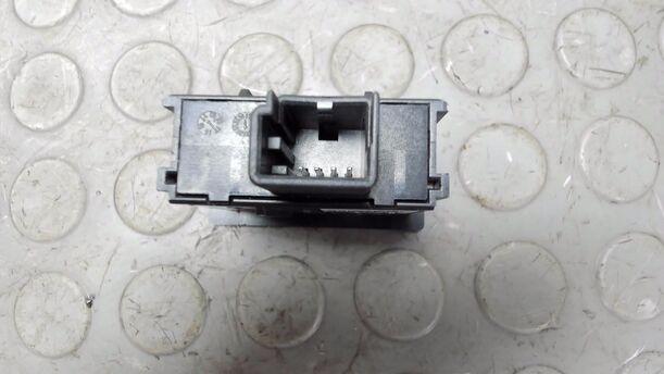 Foto: USB LADESTECKER eines Fiat 500 1.4 16V Dualogic CLX