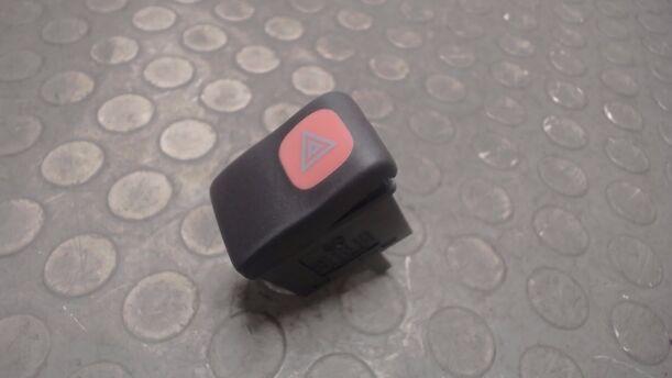 Foto: SCHALTER WARNBLINKANLAGE / WARNBLINKSCHALTER eines VW Polo 45