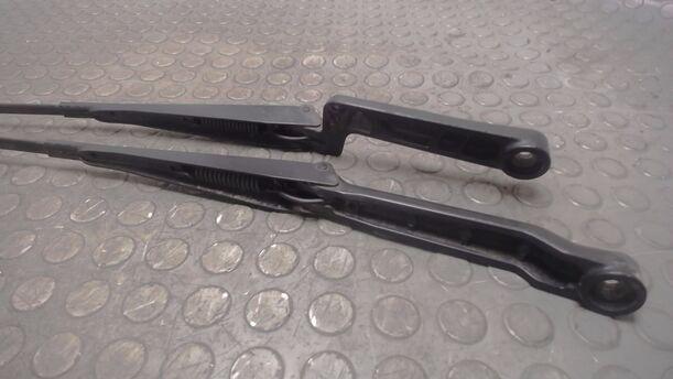 Foto: SCHEIBENWISCHERARME VORNE eines VW Polo 45