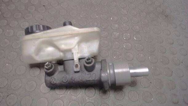 Foto: HAUPTBREMSZYLINDER eines VW Polo 45