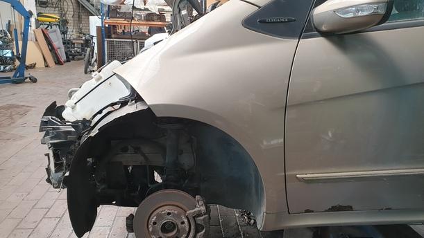 Foto: KOTFLÜGEL LINKS eines Mercedes-Benz A 180 CDI